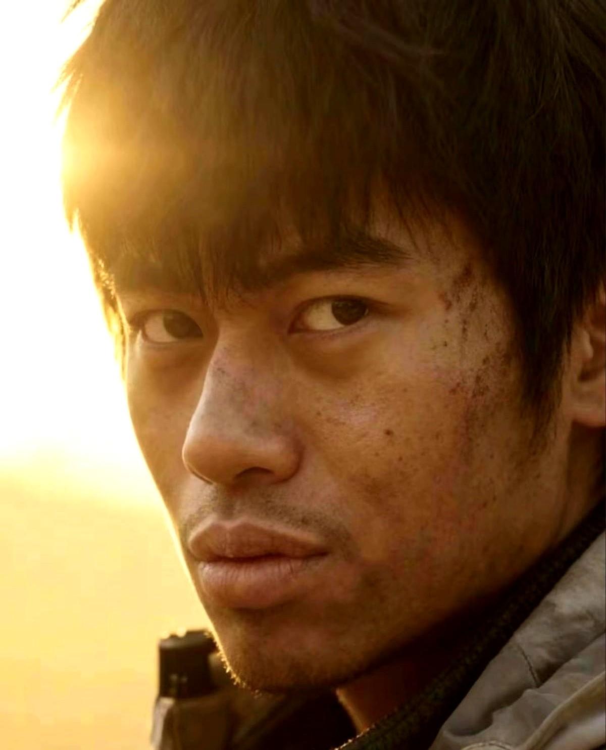 某荒野节目嘉宾在荒野熬了41天，脸脏得能刮三层泥。听说女友探班，当晚翻出小镜子半