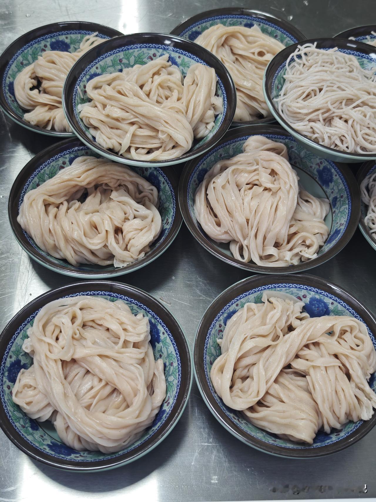 自驾游第526天（2026.1.14）
今天不吃米线来碗米干
🏡环境:店铺就位