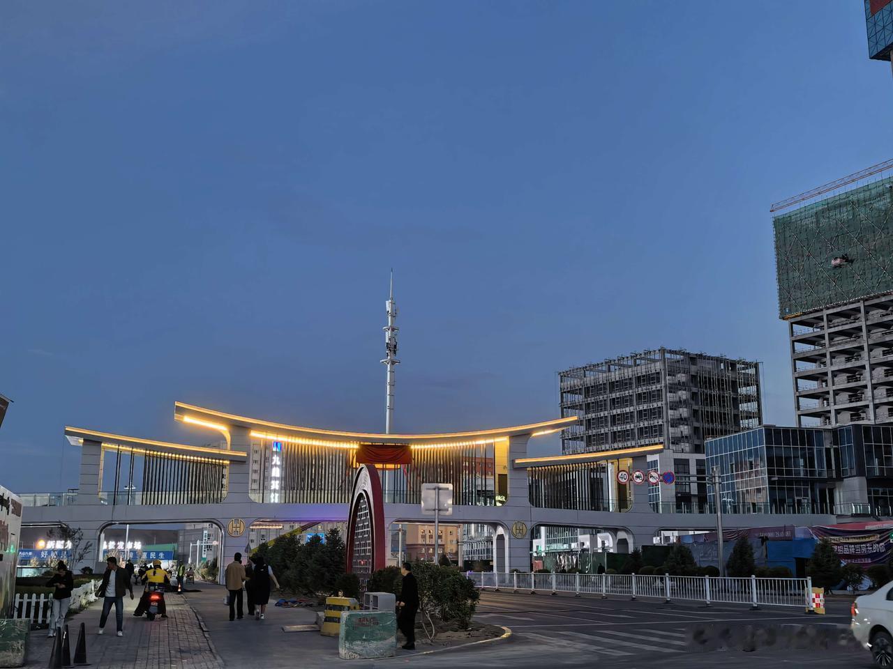 西山片区唯一的天桥——紫金天桥即将完工，夜景灯带已经亮起来了。
