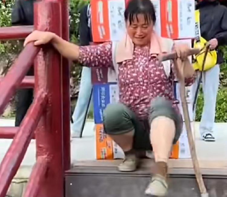 老君山保留挑山工
曾有人提议用无人机,机器狗等取代挑山工被景区拒绝。在这里一干十