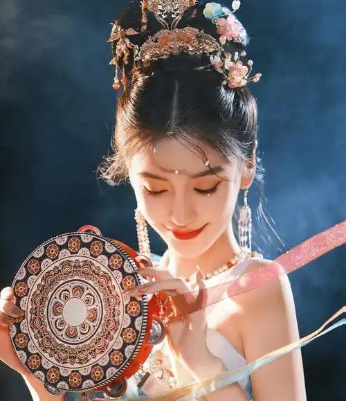 黄晓明也没想到，36岁丑闻缠身的前妻杨颖，竟开始走“上坡路”了。自从黄晓明和杨颖