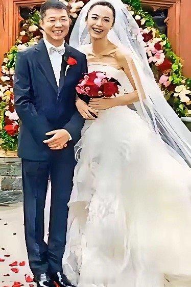 看到姚晨突然跳出来说自己跟曹郁早就离了，说实话网友们一点都不意外。娱乐圈这种“延