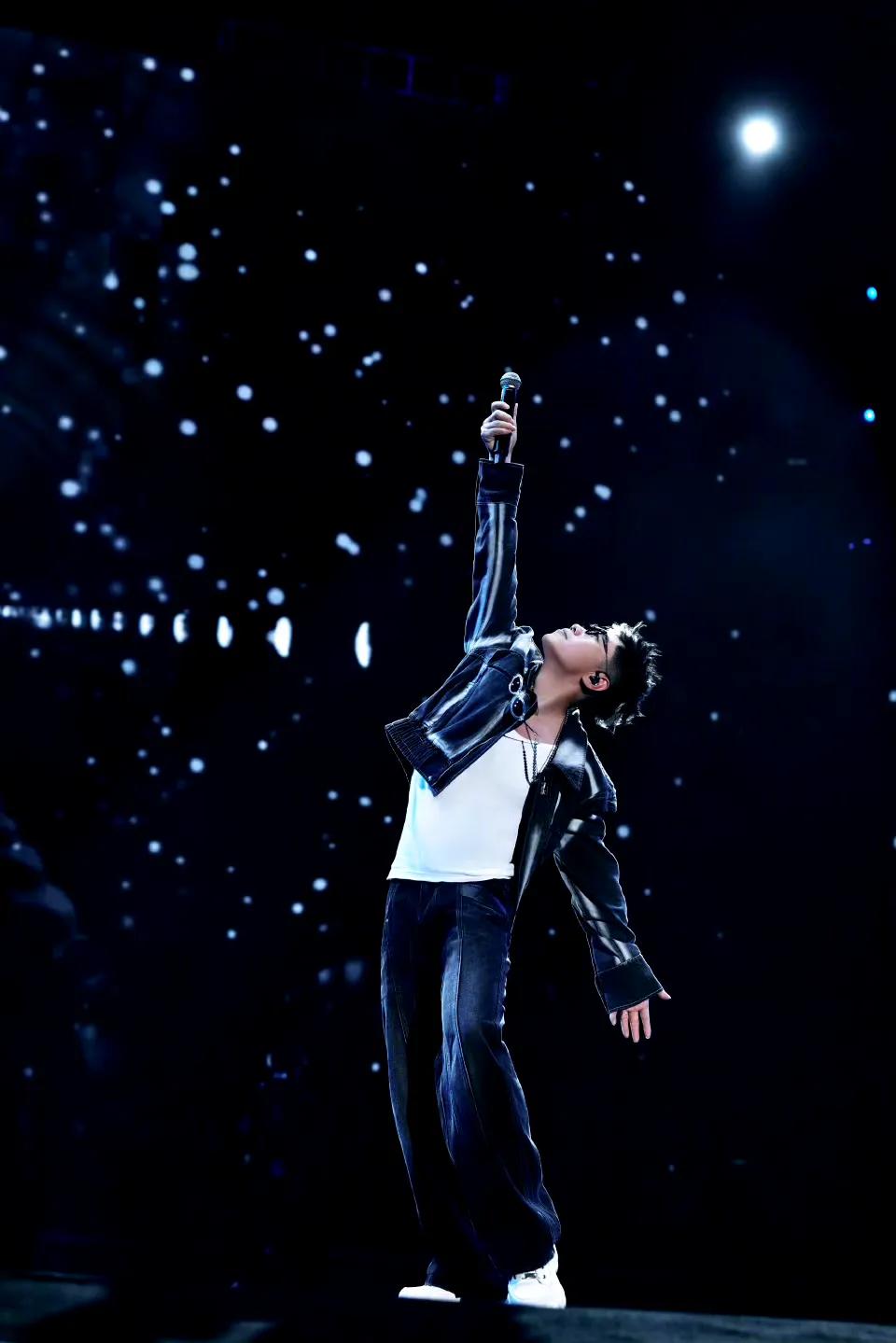 在薛之谦的演唱会上，大鹏献唱《煎饼侠》。他提及2015年7月17日，他的导演处女