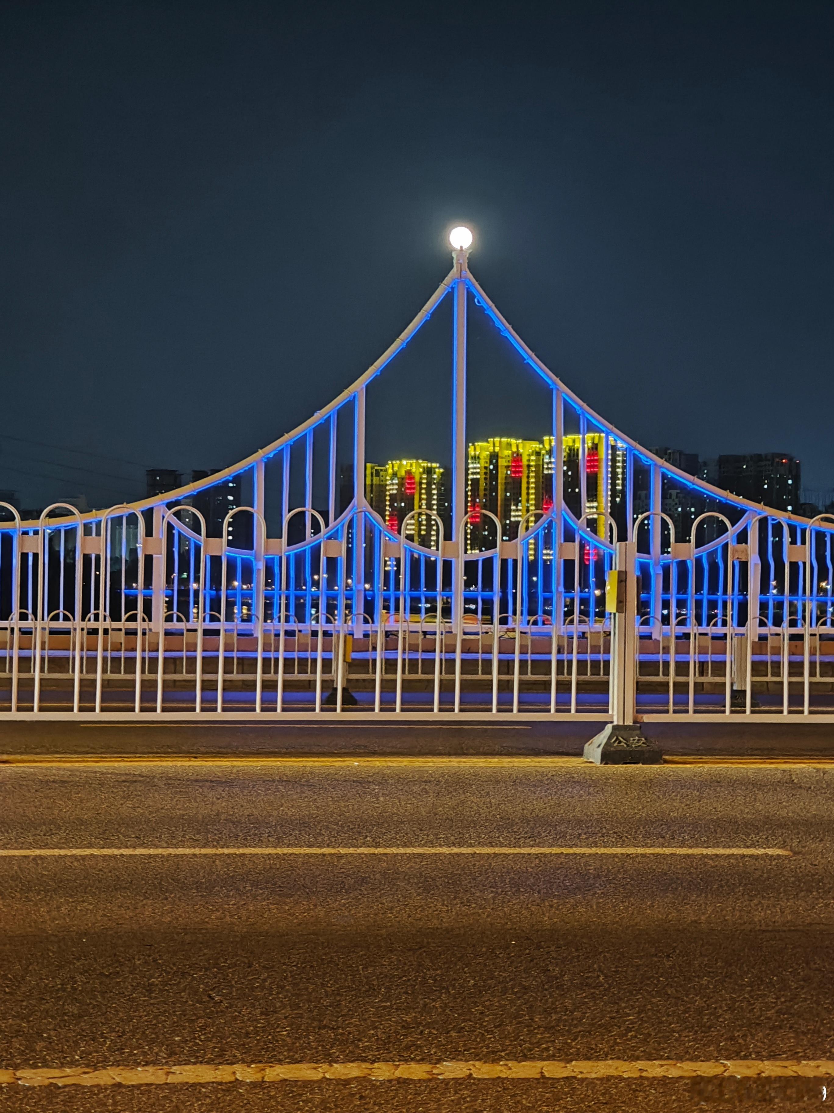 市府广场好多孩子夜跑哦 