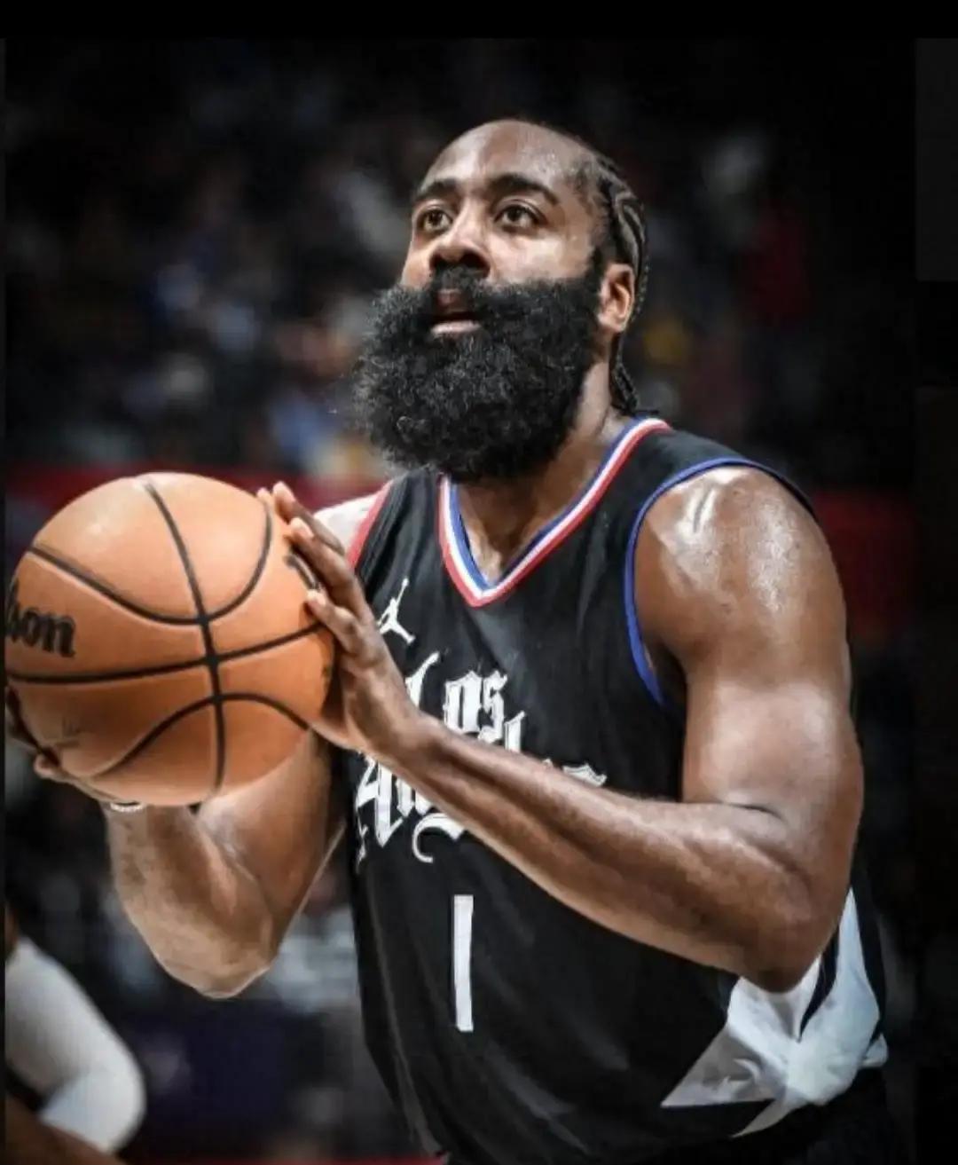 开局强凿内线仅换4分领先，球队的战术布局早已透露底牌
开场直接摊牌完整首发，进攻