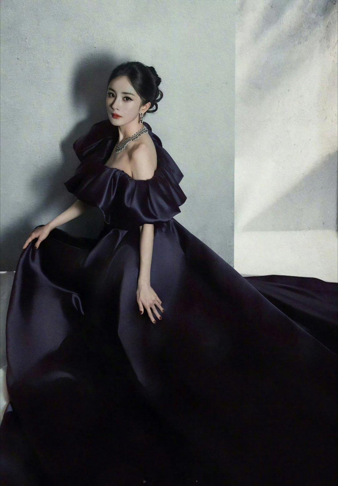 肖战跟杨幂分别获得了微博King跟Queen，恭喜这两位啊，在2025年都是有大