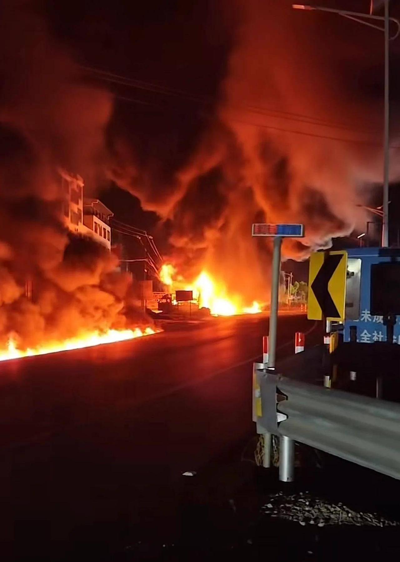 6月22日，广西玉林北流市发生一起非常严重的交通事故，一辆油罐车和水泥罐车撞上了