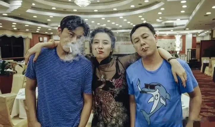 这是多年前张颂文、宋佳和秦昊的一张合影，当年他们还没有那么出名，一起合作过一部电