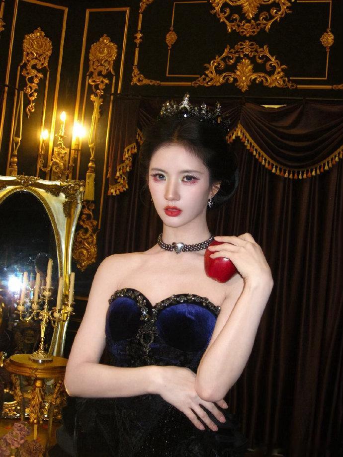 看到刘些宁魔镜可以上一边了刘些宁暗黑童话风 完全被这波造型圈粉，不随大流的甜美风
