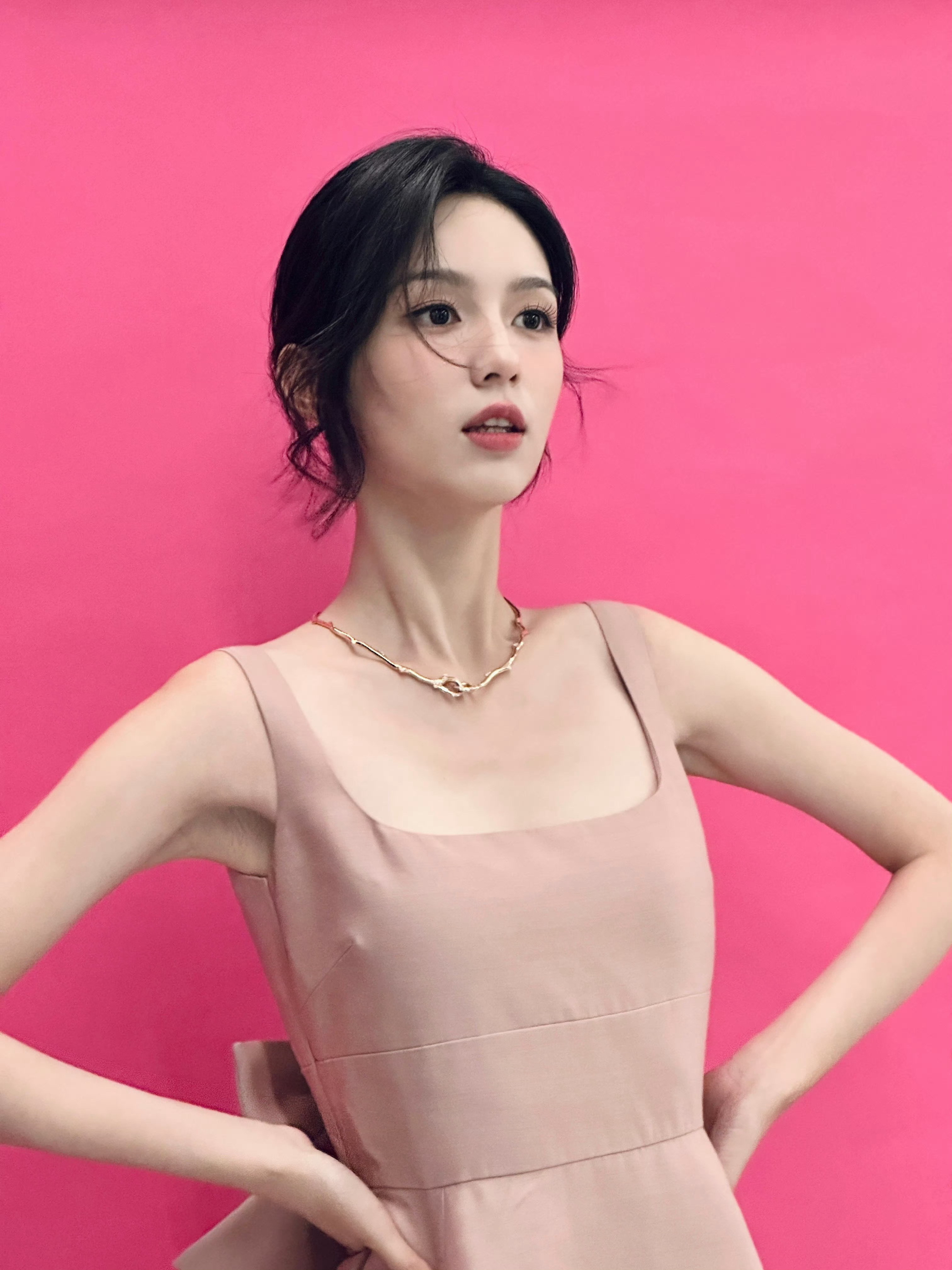 周也蝴蝶结粉裙优雅气质的粉色千金🎀 建模脸就是如此权威[抱一抱]粉粉惹人爱🫶