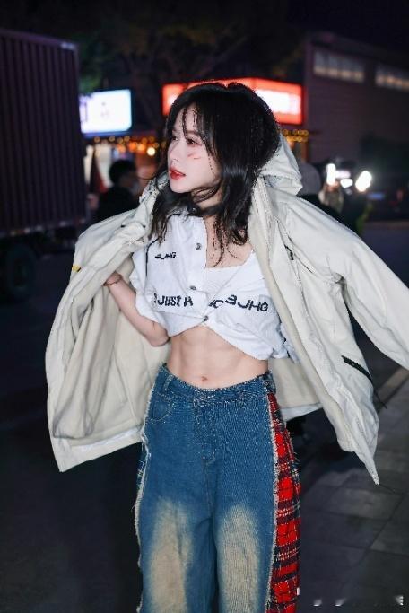 段艺璇这种事怎么也和网友说啊段艺璇性格太直白了，采访直言自己没练腹肌，坦言练了才