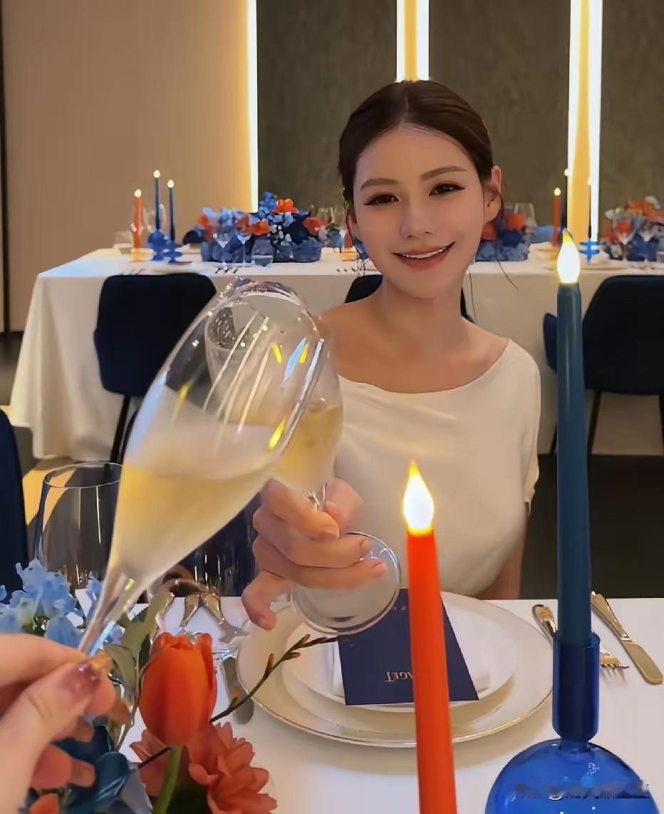小梅的生活真的是还是有品质的呢？看看人家身上的珠宝，肯定价格不便宜了。和好朋友在