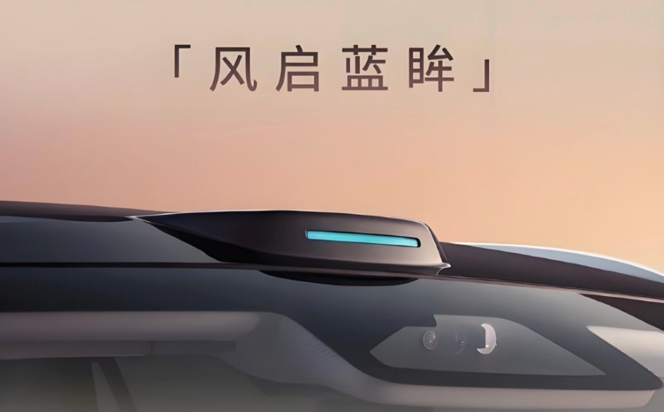 为了不让用户“丢面子”，奕派M8把小蓝灯装车顶，这一招叫高招。 