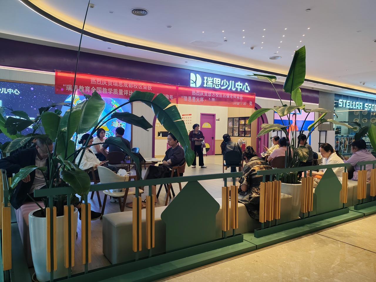 商场一隅，温暖等候常在。瑞思少儿中心里，满是家长安静温柔的陪伴，静静守候孩子成长