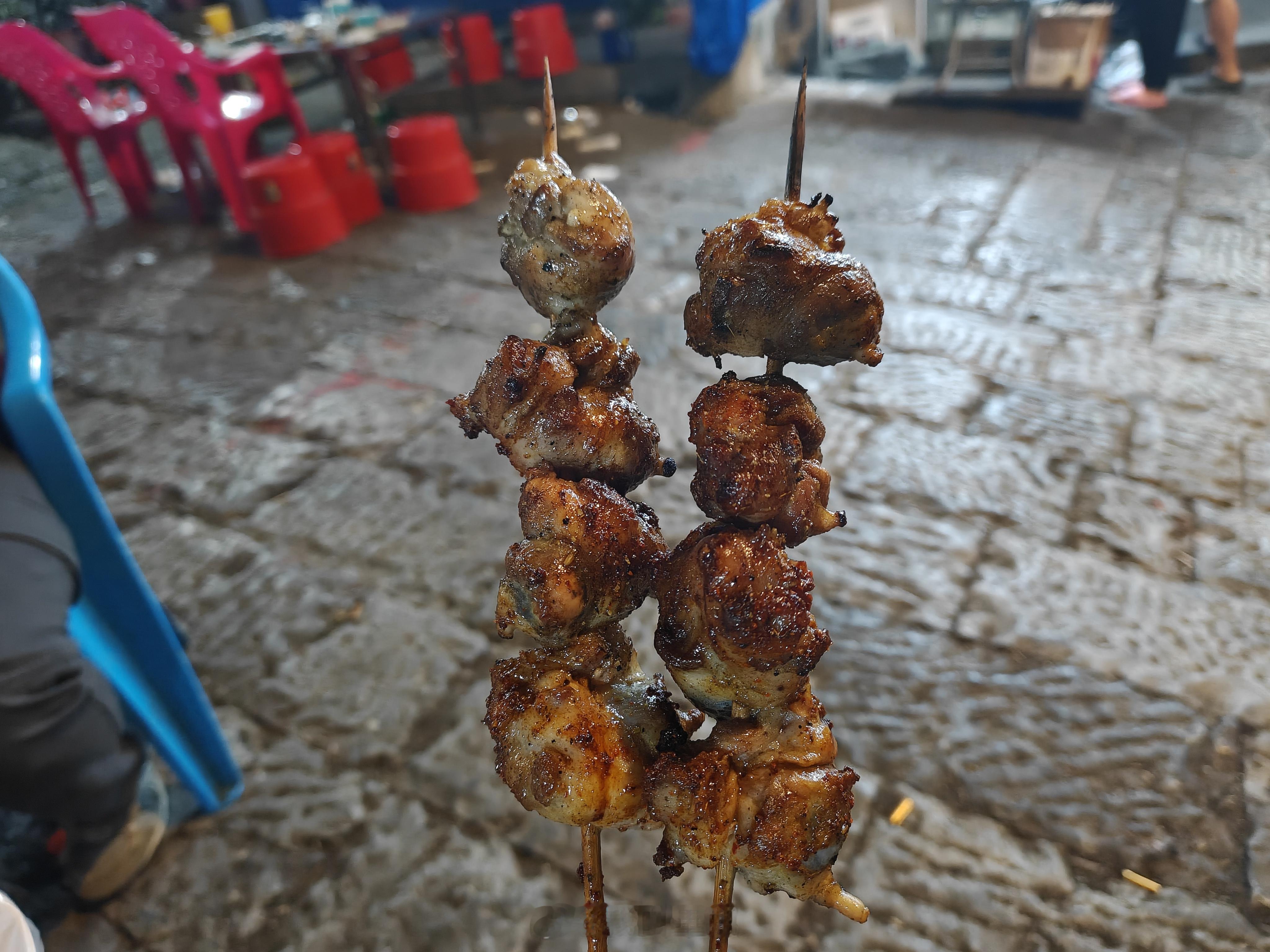 今晚宵夜有点重口，听说广西百色特色就是烤猪眼，本来没什么！看完原始模样真的有点想