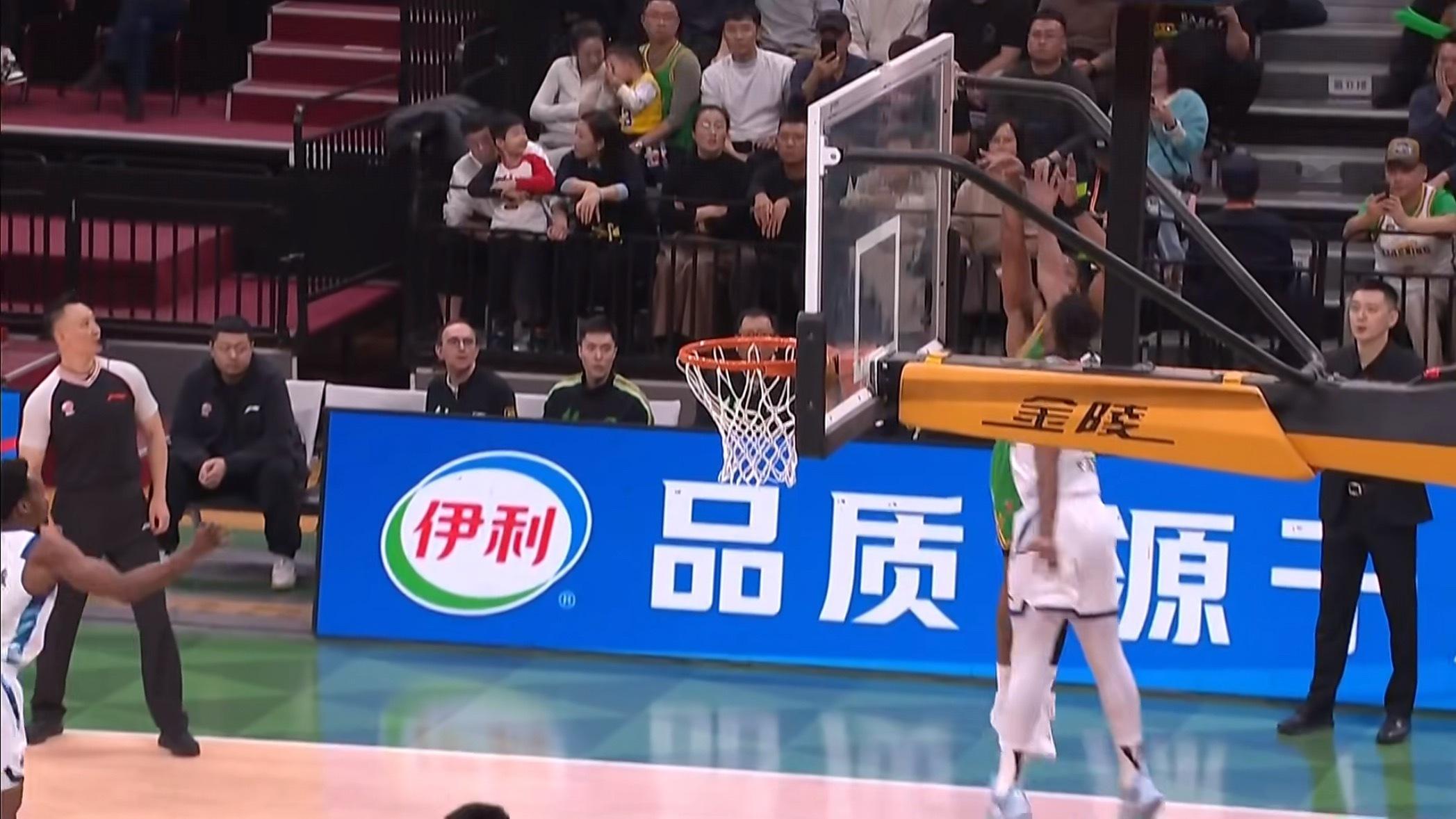 威尔斯三分是弹框命中的小卢在场上歪头试图施加外力打过篮球的都知道辽宁男篮vs广厦