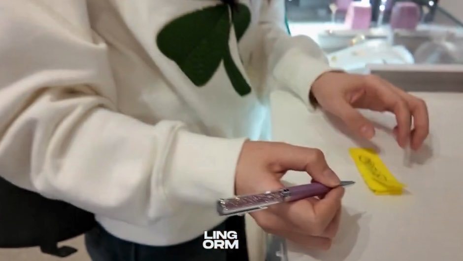P'Ling：Orm送给我的第一份礼物就是笔，所以我也想买一支笔给她感觉就是为了