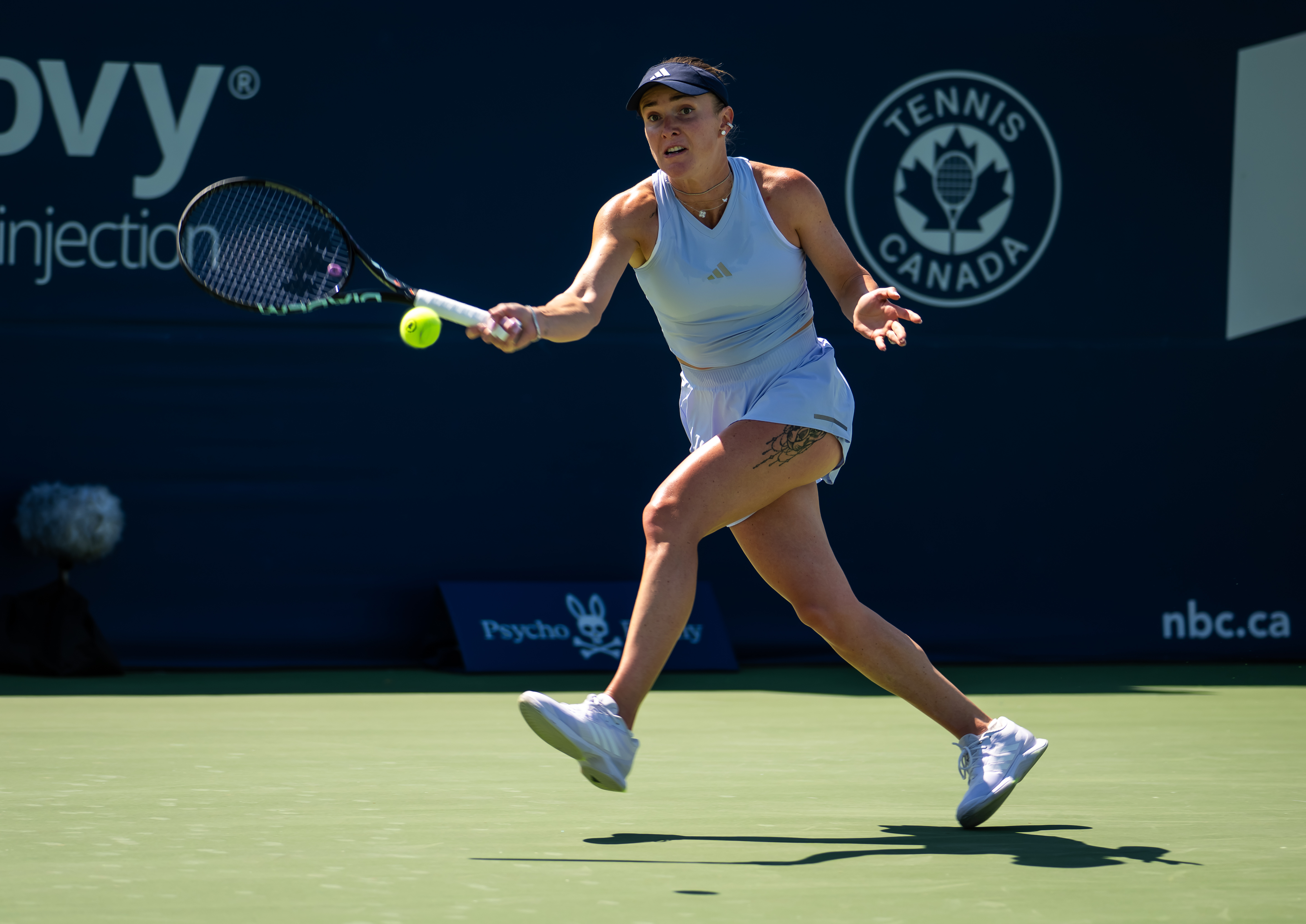 WTA1000多伦多站第二轮，前赛会冠军、9号种子斯维托丽娜以6-7(5) 7-