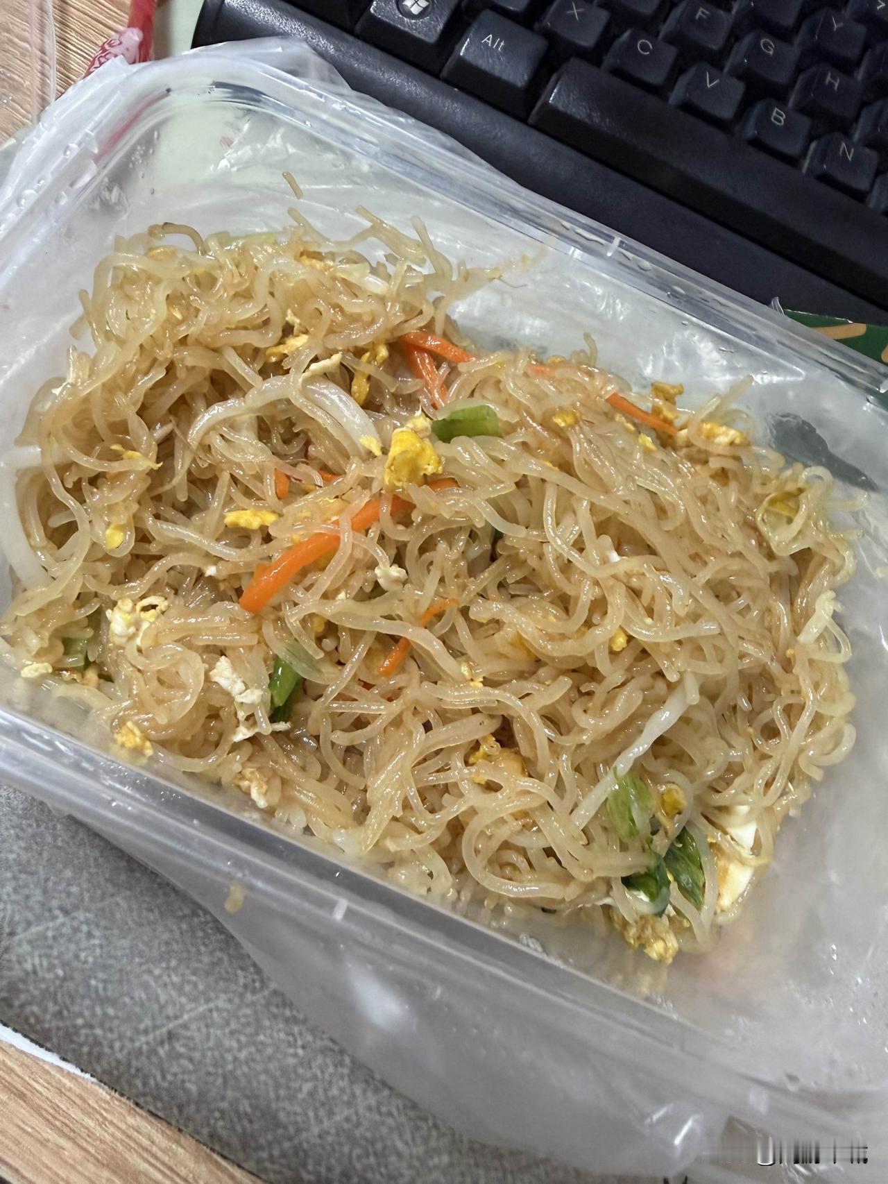 晒出你最近吃的一种美食今日份早餐：一份鸡蛋炒米粉，八块钱！青菜鸡蛋炒米粉