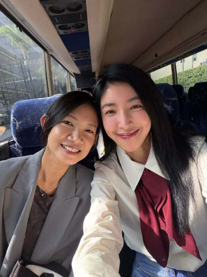 杨谨华柯佳嬿合照杨谨华发了台娱的半壁江山 杨谨华晒台娱演员海外团建合照，好多好多