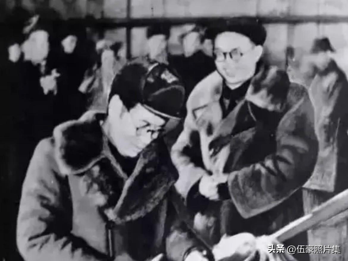 1953年12月26日，东北局领导人宣布钢都鞍山举行的大型轧钢厂、无缝钢管厂、第