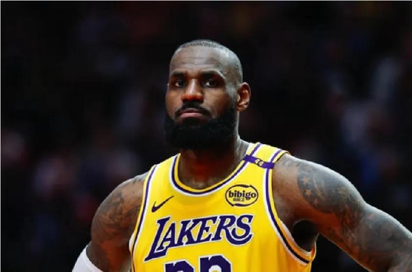 今日NBA常规赛，湖人将对阵马刺。

本场比赛，詹姆斯继续因伤缺席。

据美记H