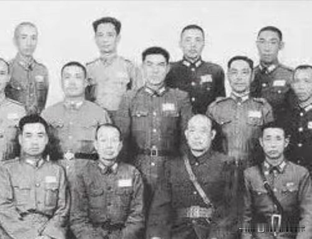 1945年最清醒国军师长！看透腐败执意投八路，参谋长当众泼冷水，结局打脸所有人