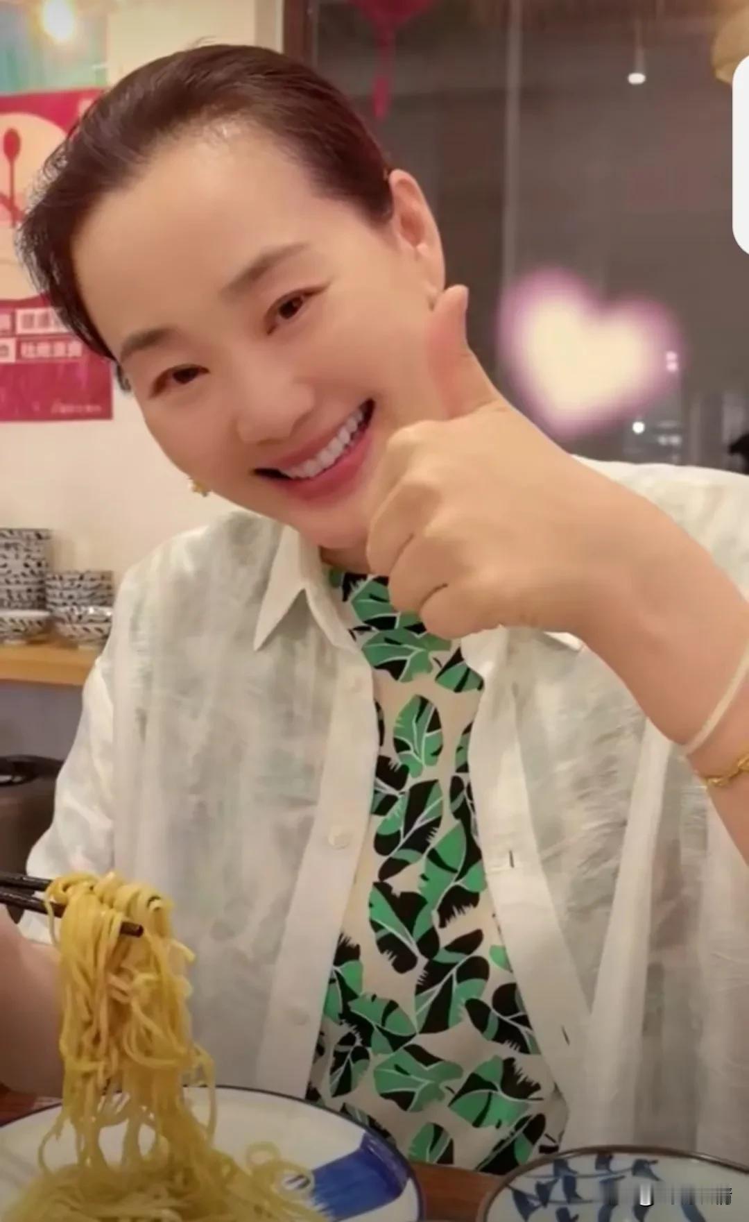 林依轮老婆晒深夜就餐视频！
5月26日，林依轮老婆西华晒出一段视频，并且称“在杭