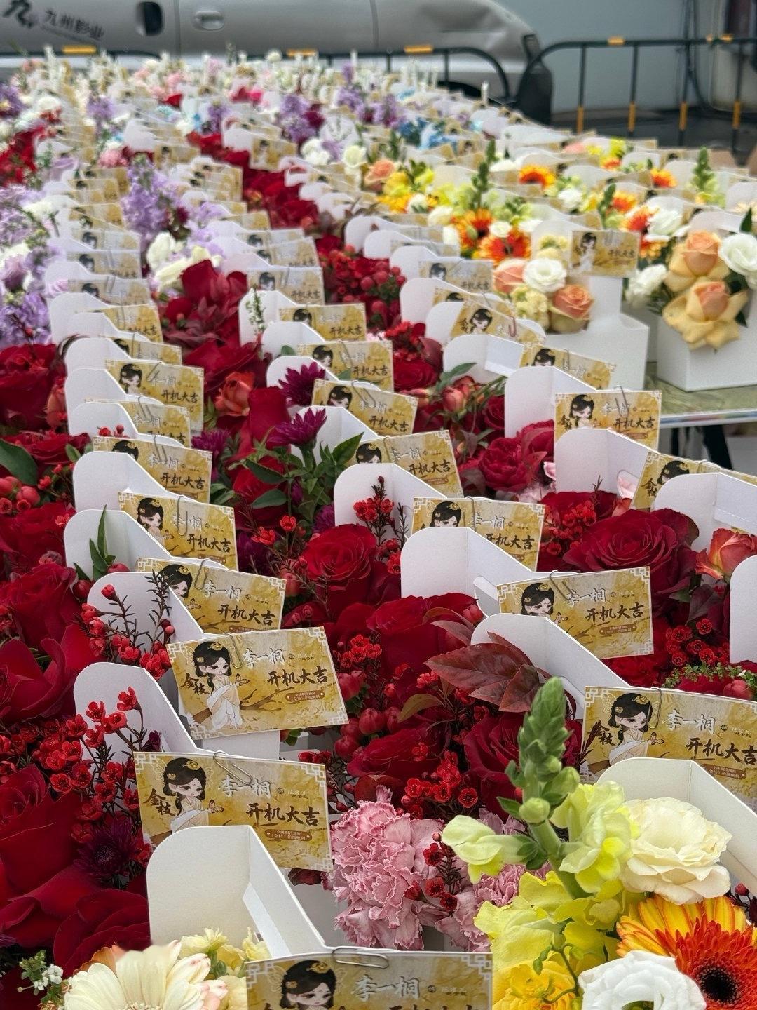 李一桐新剧开机应援花墙 繁花献礼，爱意满墙！祝李一桐新剧开机大吉，拍摄顺利，期待