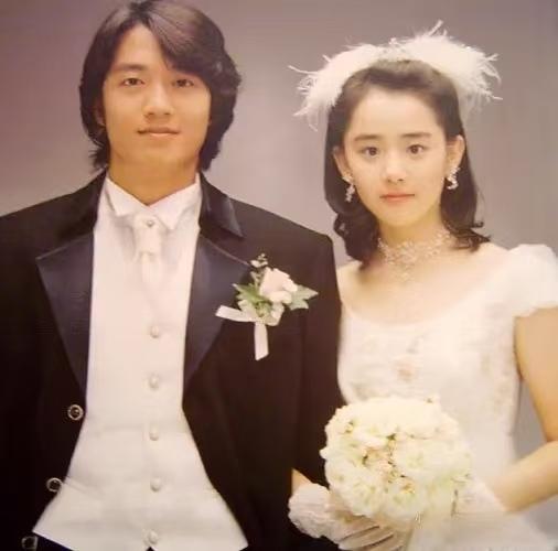 国民妹妹文根英结婚，

网友又扒出了4个细节。

1.恋情高度保密。两个人恋爱谈