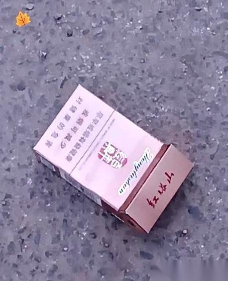 超市台阶旁，伴随着三轮车链条“嘎吱”一声脆响，师傅猛蹬了一脚踏板，汇入车流。一阵