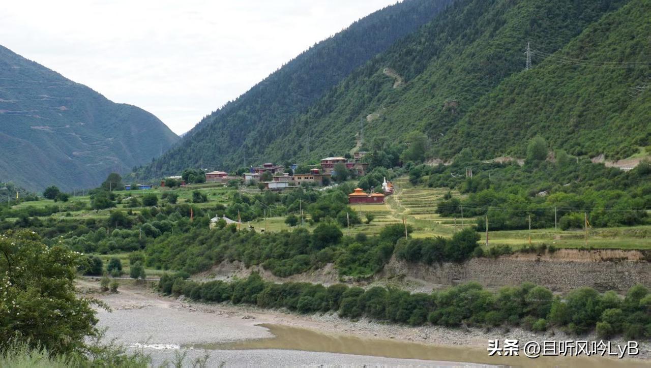 用速度切割风景，用引擎点燃激情。
摩托车，是我通往世界的另一扇门。
出发，即自由