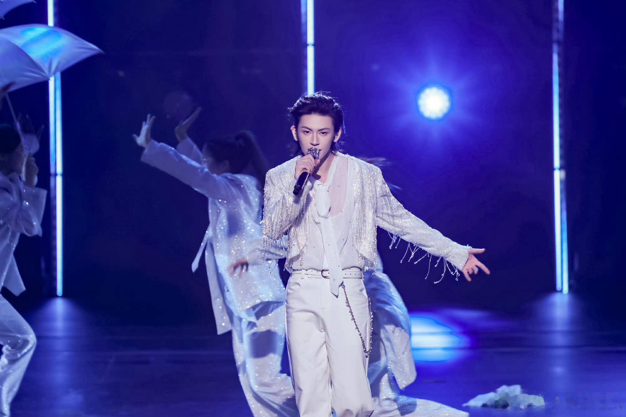 小鬼内娱粉宝男小鬼说海外巡演是为了学习 小鬼这次直播说了很多实话。海外巡演没有签