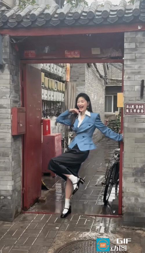 很多网友看上金靖这张照片了，直接拿了做手机屏保。

雨天拍照，光线实在不怎么样，