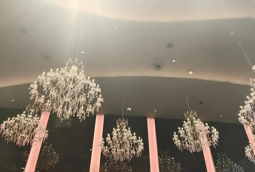 我四点爬起赶火车，就为了中午那顿发小闺女的喜酒。
丰台站人潮汹涌，我拖着礼盒一路