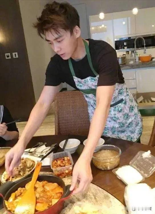 不但不丢人，反而应该感到自豪啊。我常常因不会做饭而感到羞愧，感到丢人。

如果一