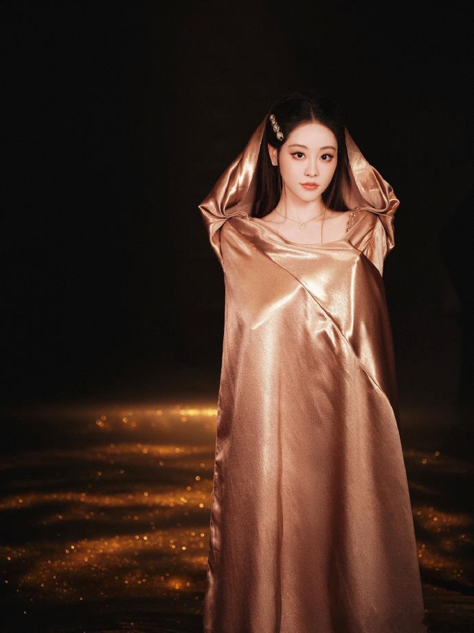祝绪丹金色斗篷神秘感 祝绪丹好华丽的金色斗篷，真的是太美了呀，完全呈现出来一种神