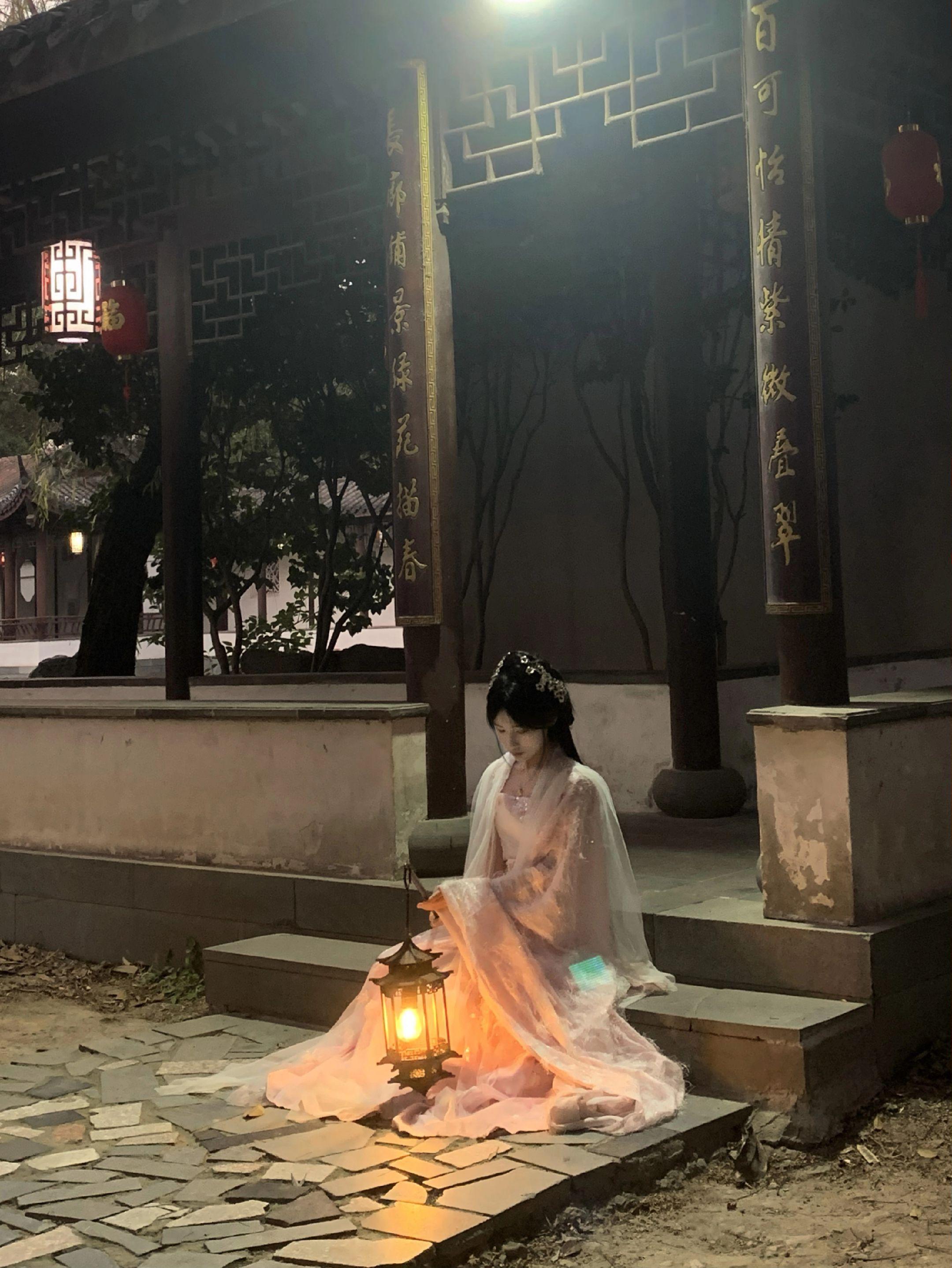 “南海飞雪，吻过你的眉睫”