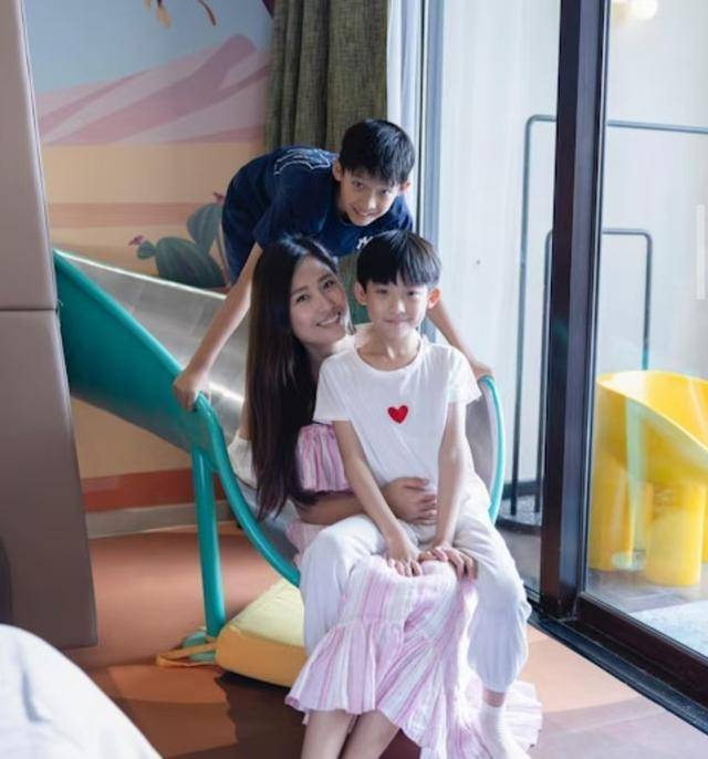 周家蔚与洪天明结婚已13年，育有两个儿子。近日有传闻称两人婚姻出现裂痕，但周家蔚