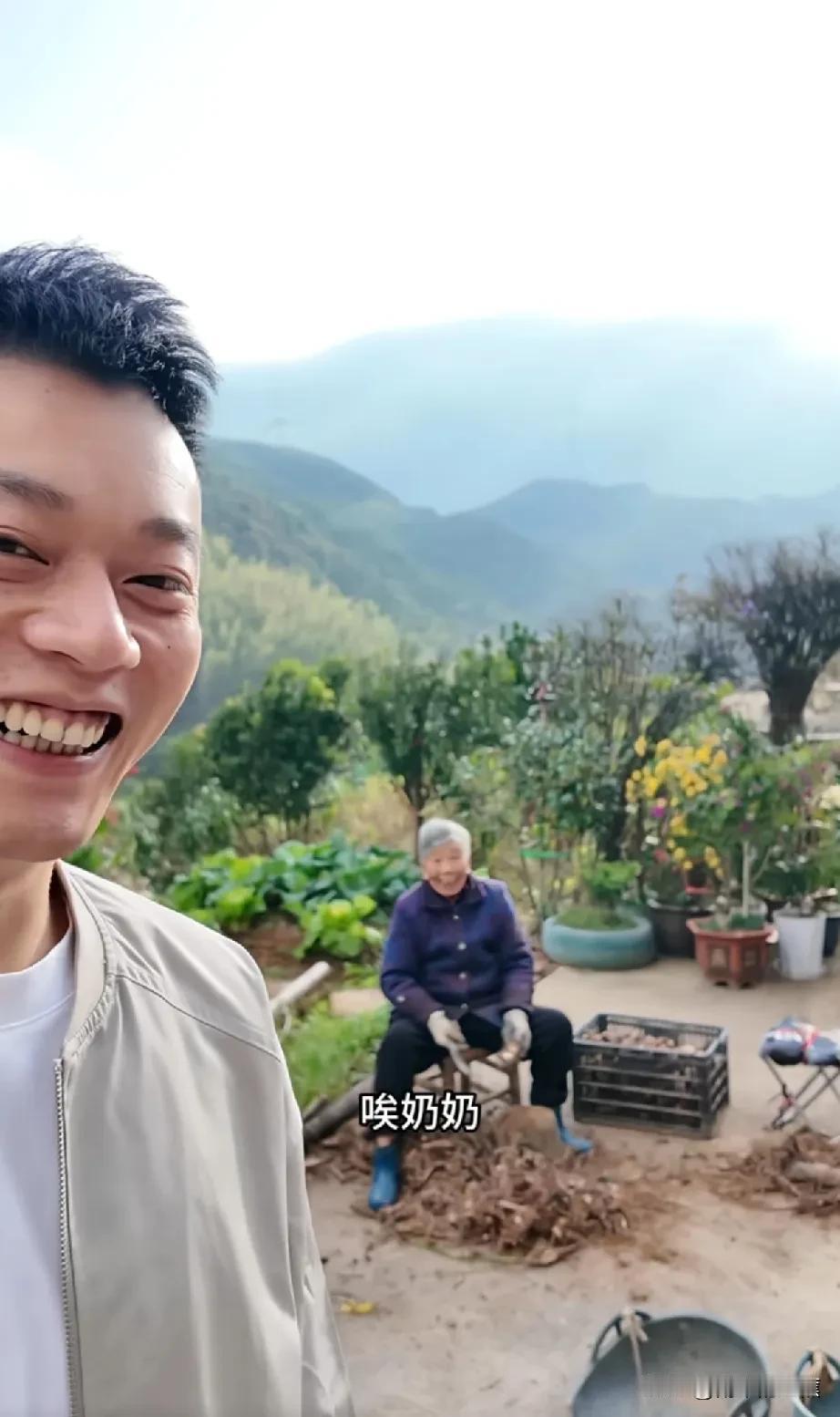 秋爸回到莆田老家，见到了慈祥的奶奶。奶奶慈爱地摸着孙子的头，满心欢喜，那幸福的画