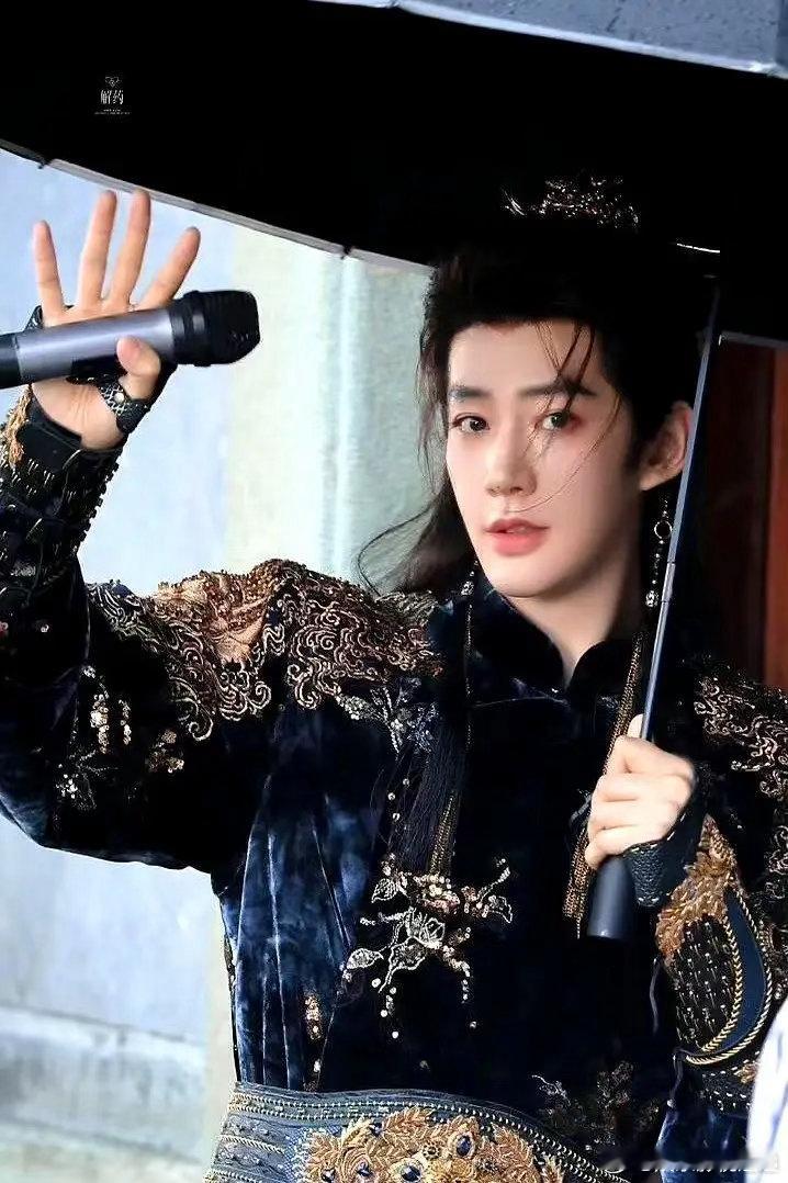 邓为的新剧《百妖谱》开机了，导演是郭敬明。他这次演的司狂澜，是京城司府的二少爷。