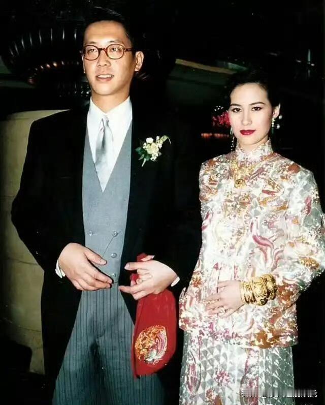 何超琼结婚的时候没有拍到笑的照片
