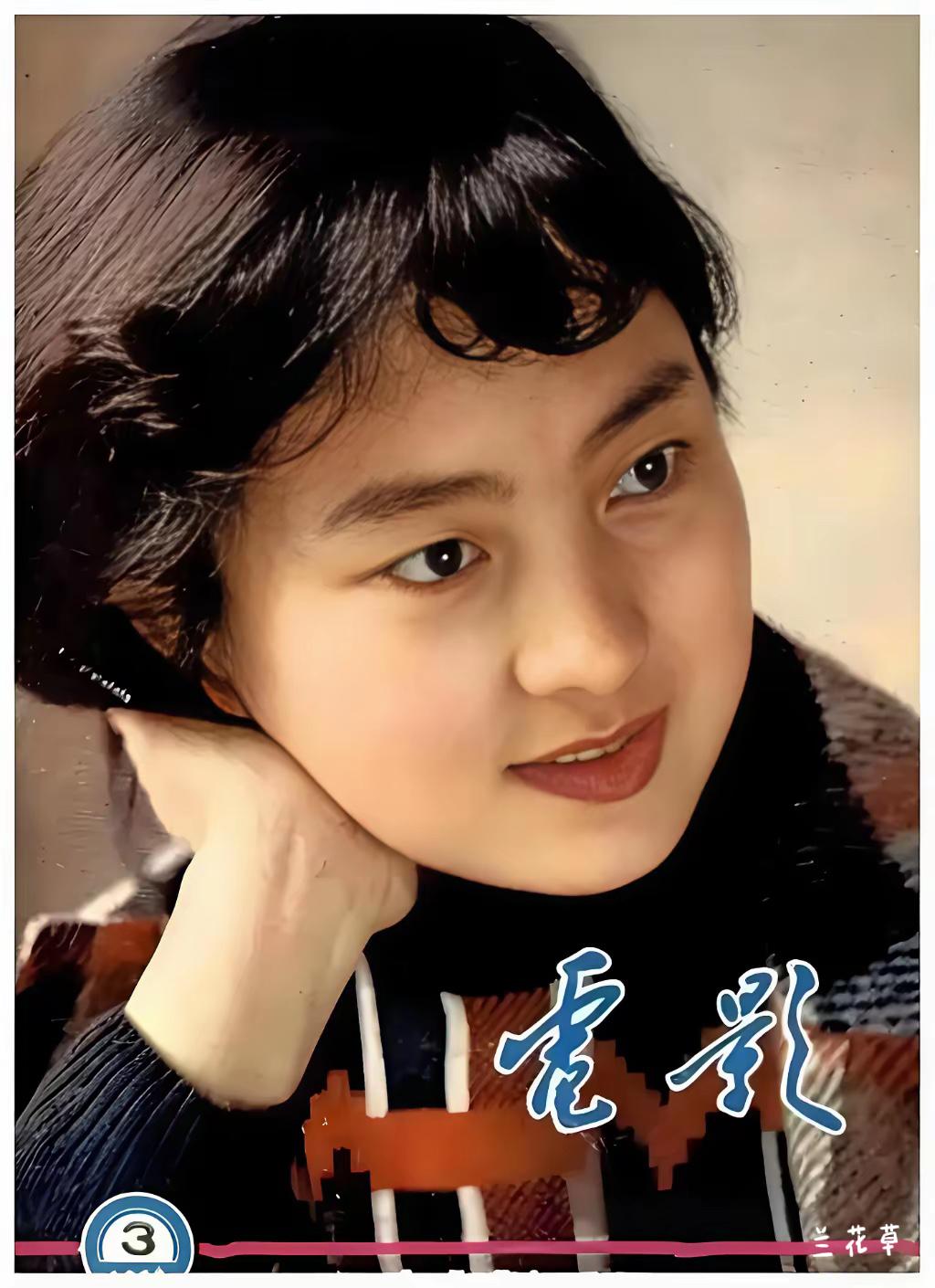 张金玲年轻时候这么漂亮，真是大开眼界了。
一脸的婴儿肥，眼睛里闪着纯真的光芒，长