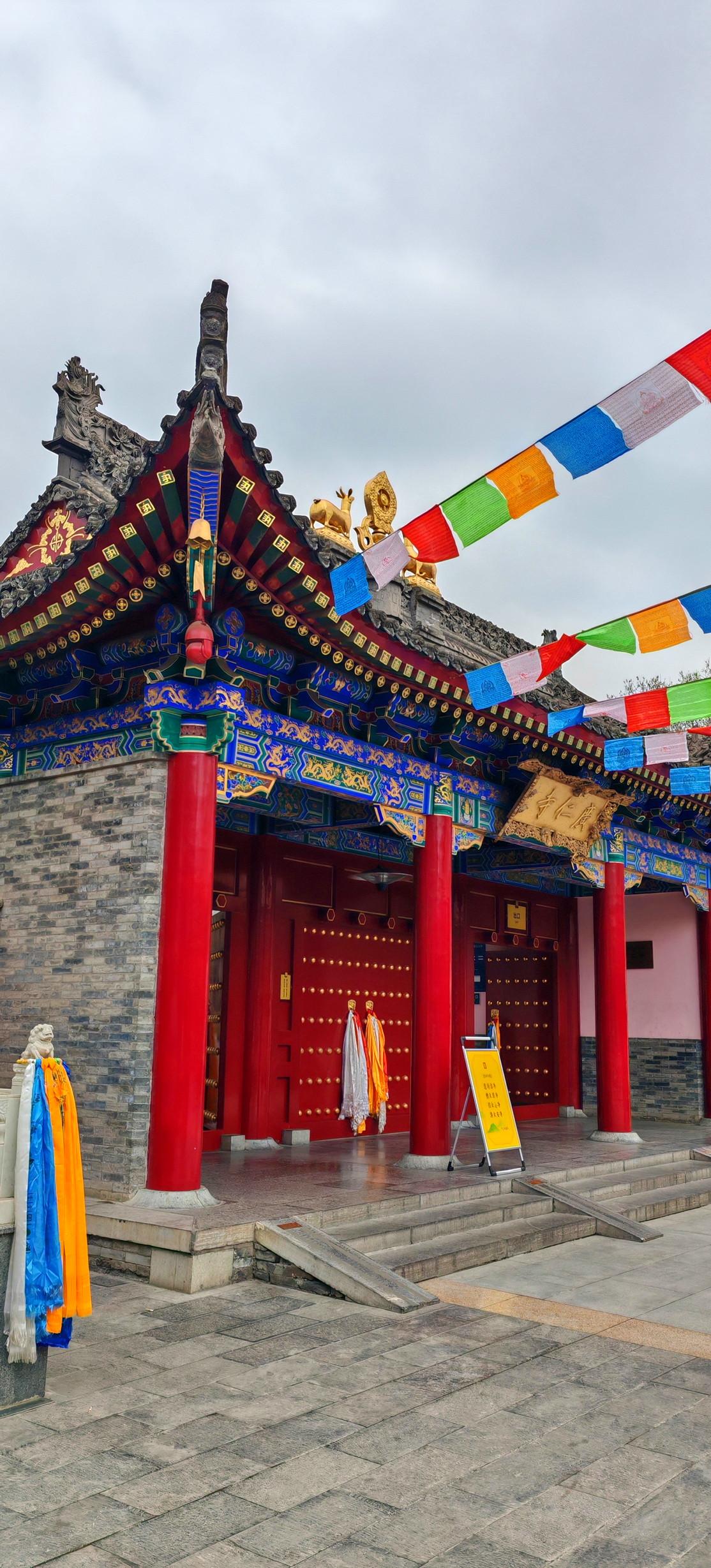 【广仁寺的一年四季，西安人为什么总往这儿跑】翻看手机里广仁寺的照片，忽然发现一个