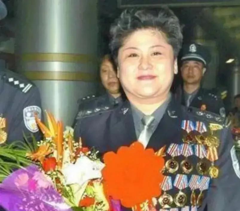 1988年，郑州一位姑娘被两名大汉架着胳膊塞进出租车。飞驰的车突然急刹，姑娘顺势