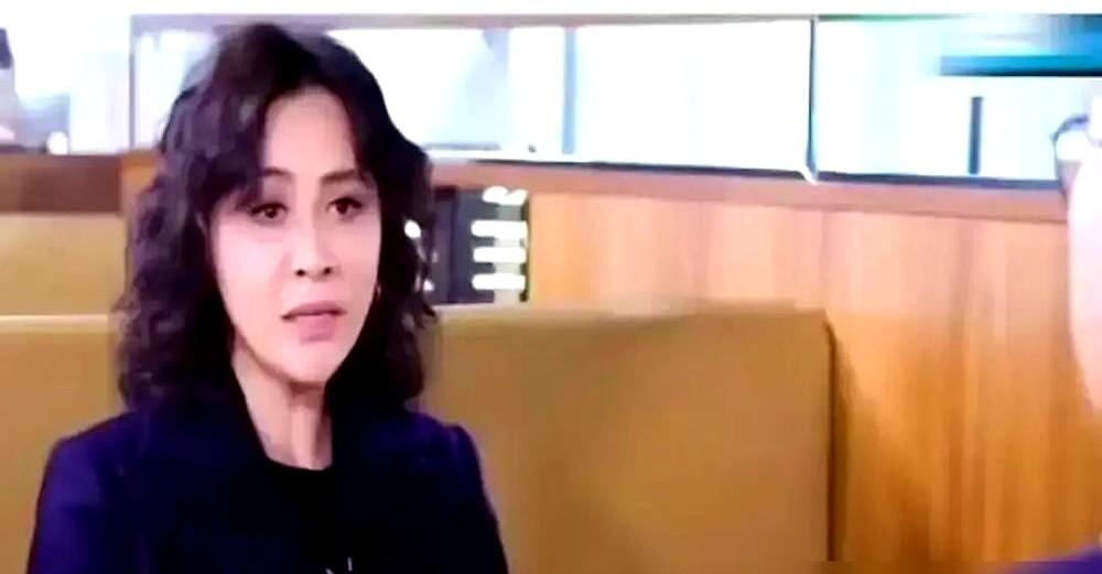 “嘉玲姐，这照片别发出去啊。”周星驰把头埋在她肩上，小声嘀咕。结果，刘嘉玲转手就