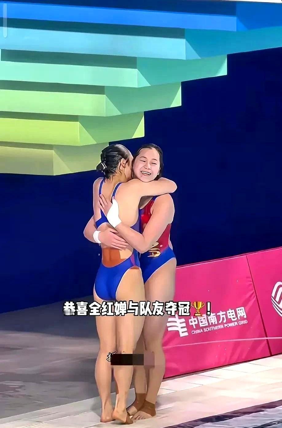 她们曾一起跳进水里，也一起跳进了彼此的生命。
现在，水花分开，人也各自往前走。