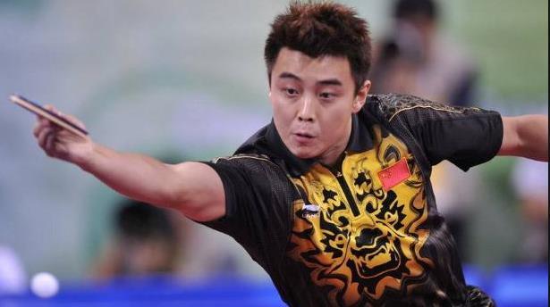 2015年，世界冠军王皓的妻子闫博雅，在跳舞时与男伴贴脸相拥。王皓黑着一张脸直接