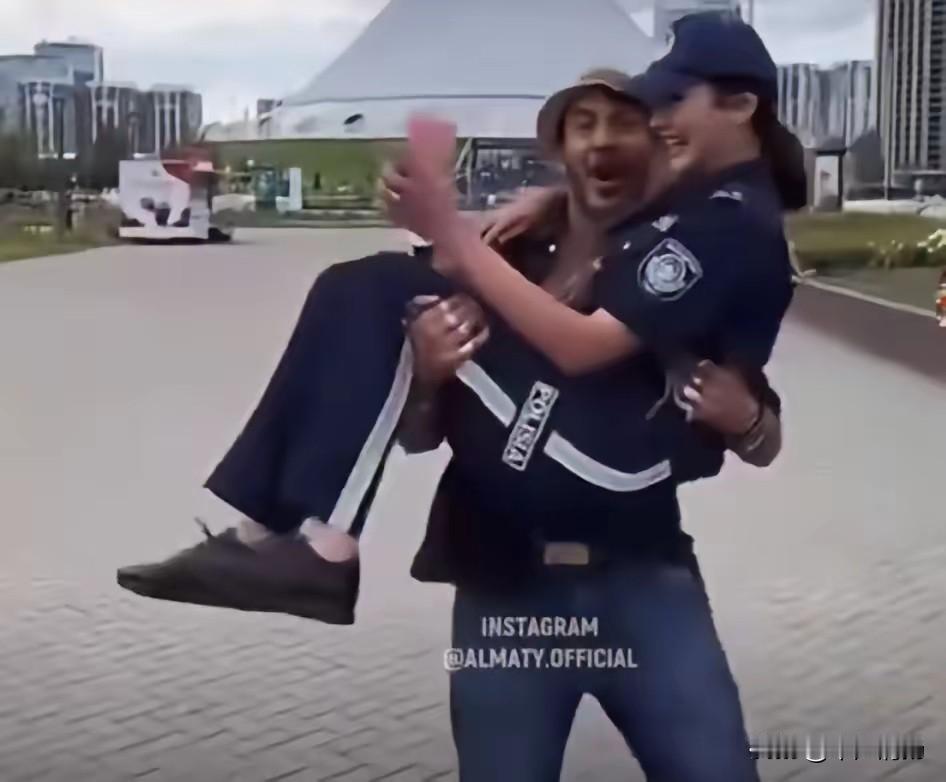 执勤女警配合网红公主抱跳舞，事后被开除，这个处罚真的重吗？
 
据红星新闻9月1