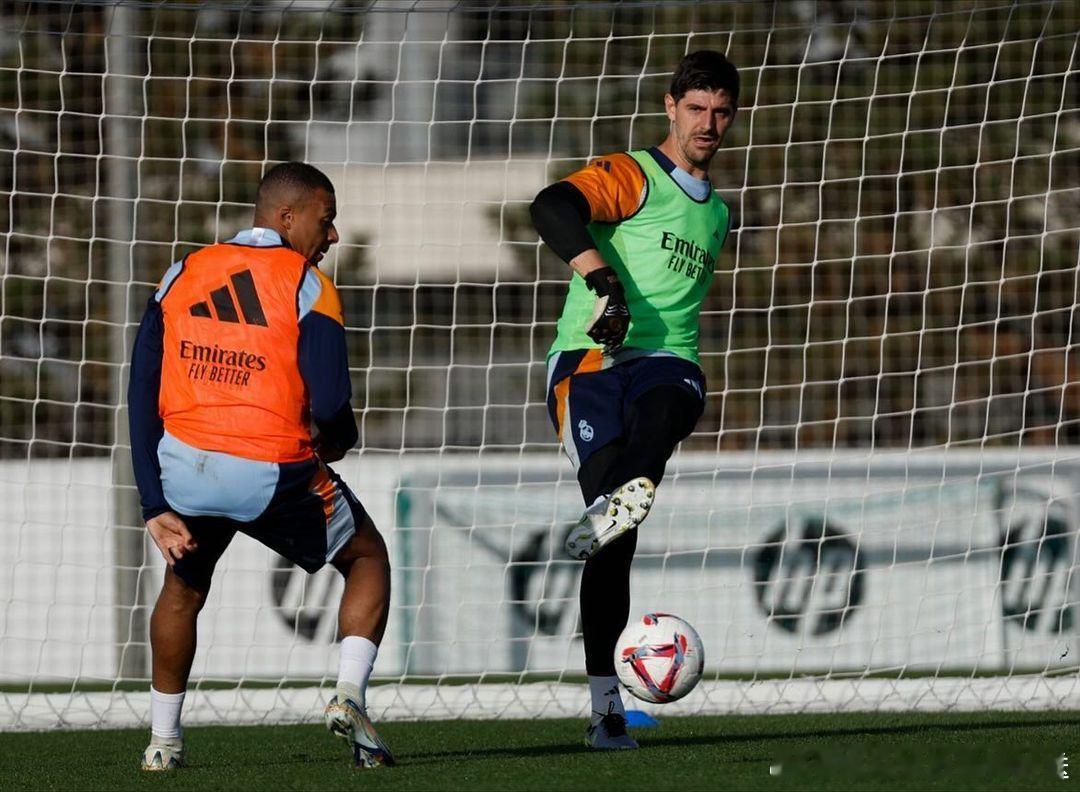 库尔图瓦: Back at it again 💪🏼⚽️  